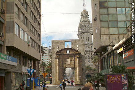 Puerta de la Ciudadela desde la peatonal Sarandí - Departamento de Montevideo - URUGUAY. Foto No. 4764
