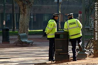 Policía en Plaza Matriz. - Departamento de Montevideo - URUGUAY. Foto No. 4916