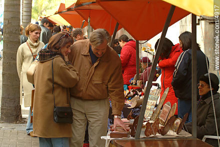 Feria de antigüedades un sábado en la peatonal Sarandí. - Departamento de Montevideo - URUGUAY. Foto No. 4917