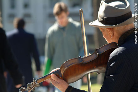 Violinist in Independence Square - Department of Montevideo - URUGUAY. Photo #5078