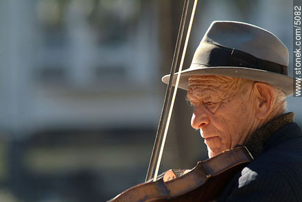 Violinist in Independence Square - Department of Montevideo - URUGUAY. Photo #5082