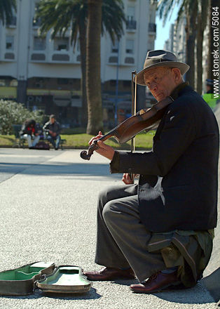 Violinista en Plaza Independencia - Departamento de Montevideo - URUGUAY. Foto No. 5084