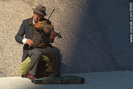 Violinista en Plaza Independencia - Departamento de Montevideo - URUGUAY. Foto No. 5085