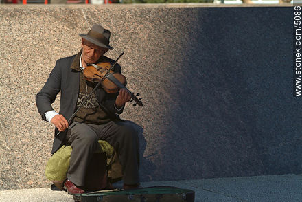 Violinista en Plaza Independencia - Departamento de Montevideo - URUGUAY. Foto No. 5086