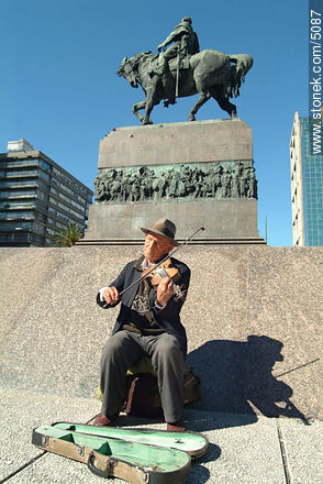 Violinista y Artigas - Departamento de Montevideo - URUGUAY. Foto No. 5087