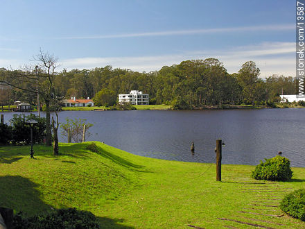 Paisaje al lago en los fondos del Salón Las condes en la Av. de las Américas - Departamento de Canelones - URUGUAY. Foto No. 13587