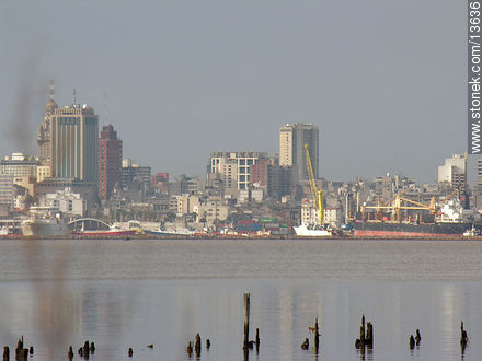 Zona portuaria y céntrica - Departamento de Montevideo - URUGUAY. Foto No. 13636