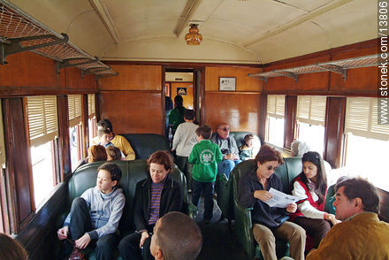 Pasajeros de paseo en vagon antiguo - Departamento de Montevideo - URUGUAY. Foto No. 13806