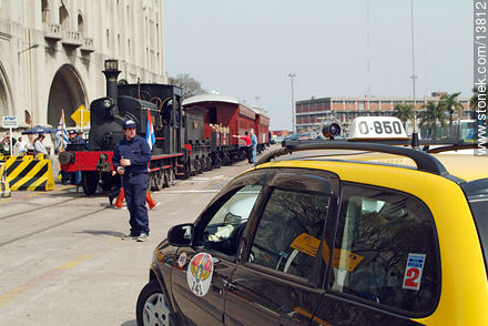 Taxi a esperando el pasaje del tren - Departamento de Montevideo - URUGUAY. Foto No. 13812