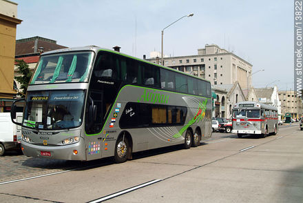 Ómnibus moderno, ómnibus antiguo - Departamento de Montevideo - URUGUAY. Foto No. 13822