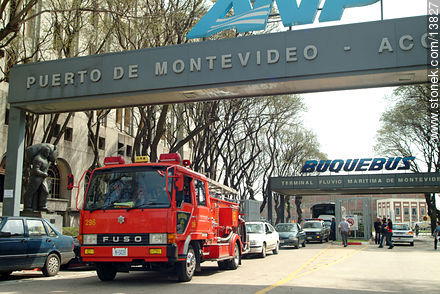Camión bombero en el acceso al Puerto - Departamento de Montevideo - URUGUAY. Foto No. 13827