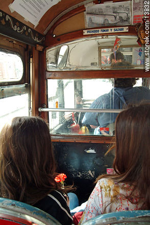 Pasajeros detrás del conductor - Departamento de Montevideo - URUGUAY. Foto No. 13832