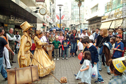 Actuación en la peatonal Sarandí - Departamento de Montevideo - URUGUAY. Foto No. 13842
