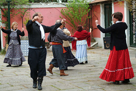 Bailes típicos - Departamento de Montevideo - URUGUAY. Foto No. 13850
