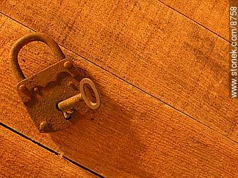 Viejo candado oxidado con llave, sobre una tabla. -  - IMÁGENES VARIAS. Foto No. 8758
