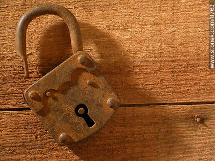 Viejo candado oxidado con llave, sobre una tabla. -  - IMÁGENES VARIAS. Foto No. 8763