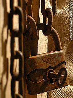 Old rusty chain and padlock -  - MORE IMAGES. Photo #8770