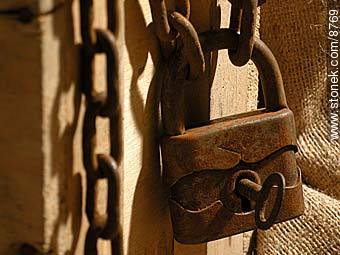 Old rusty chain and padlock -  - MORE IMAGES. Photo #8769